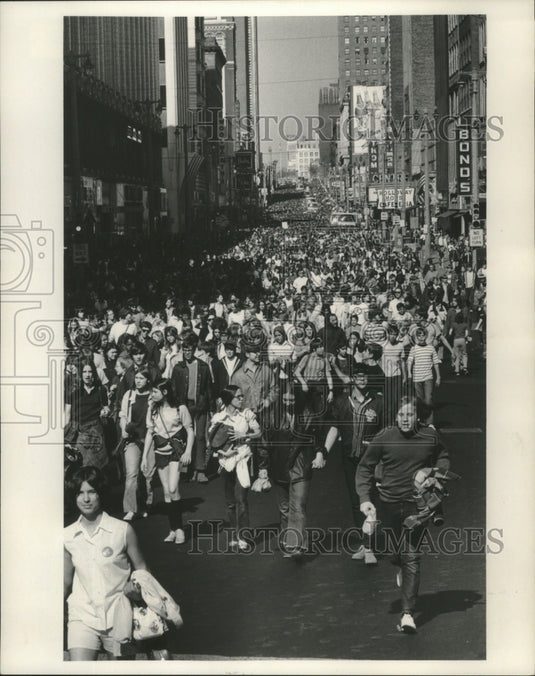 1971 Press Photo Hunger Hikers took over Wisconsin Avenue in Milwaukee - Historic Images