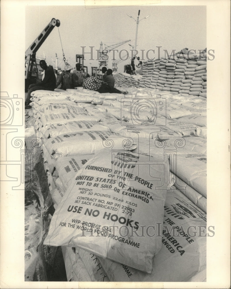 1974 Press Photo Grain is delivered to the docks, distribution held up, Dakar. - Historic Images