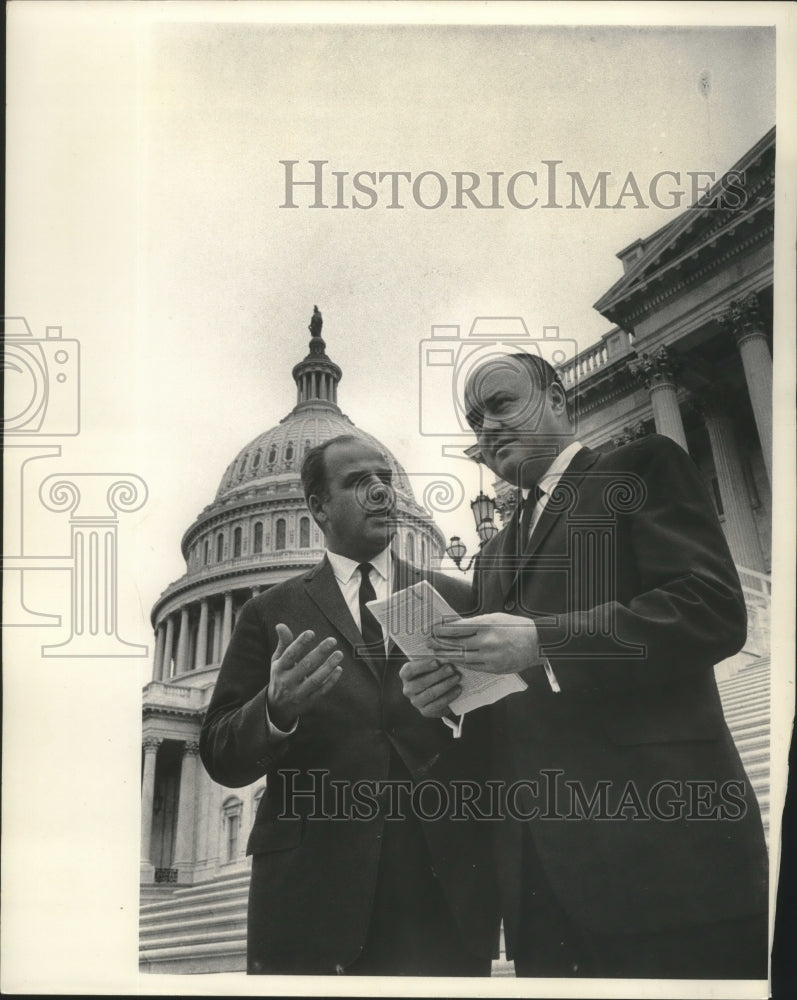 1963 Press Photo Senator Gaylord Nelson, Melvin Laird, visiting, Wisconsin.- Historic Images