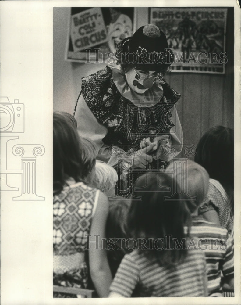 1973 Press Photo Art Petrie, as Jolly the Clown, talks with children, Milwaukee - Historic Images