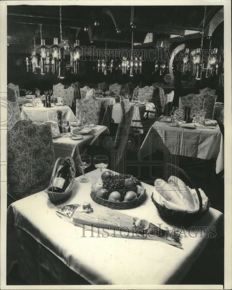 1977 Press Photo English Room Restaurant at the Pfister Hotel, Milwaukee - Historic Images