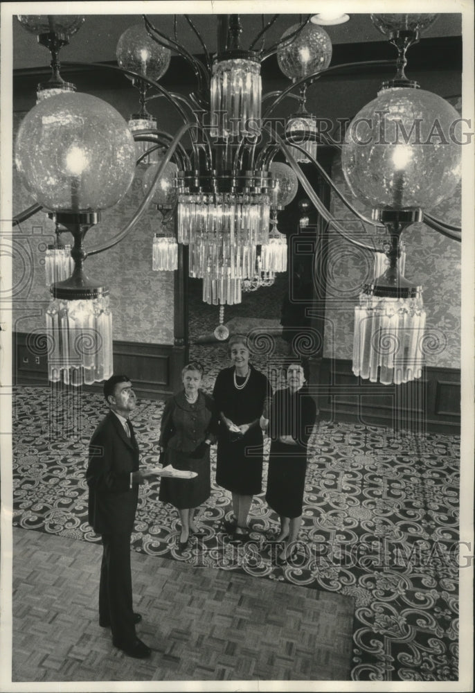 1985 Mrs. Richard Teschner &amp; others tour ballroom at Pfister Hotel-Historic Images