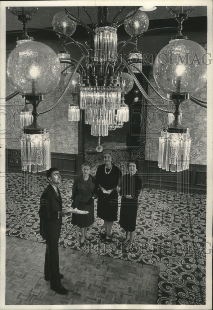 1985 Mrs. Richard Teschner & others tour ballroom at Pfister Hotel-Historic Images