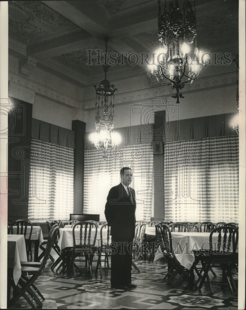 1958 Press Photo Pfister Hotel manager Walter Schwartz in remodeled Fern Room- Historic Images