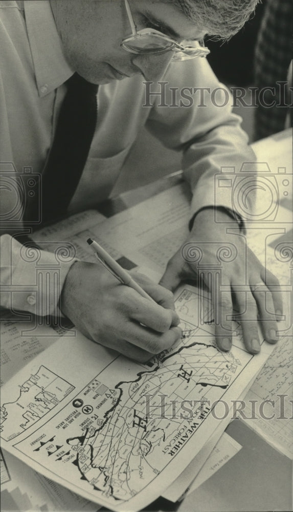 1984 Press Photo Tom Piazza works on weather map for Milwaukee Sentinel - Historic Images