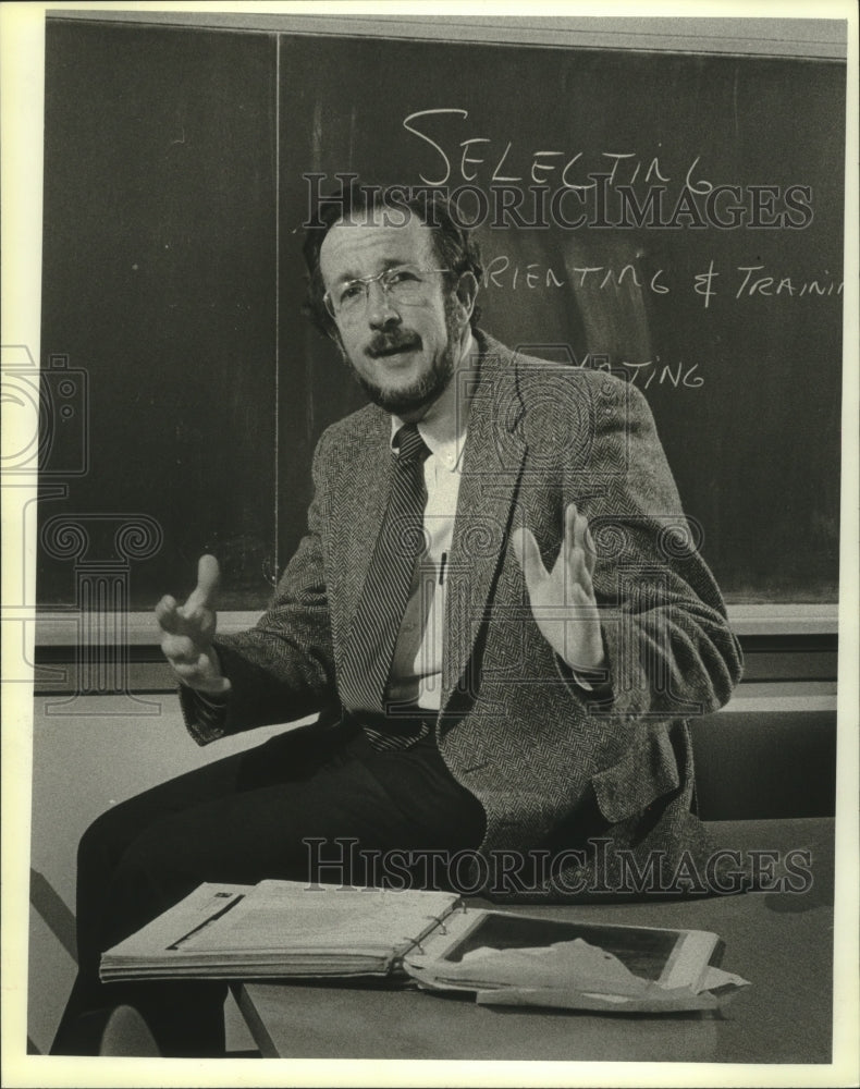 1980 Press Photo Professor Edward M. Pickett, University of Wisconsin, Milwaukee - Historic Images