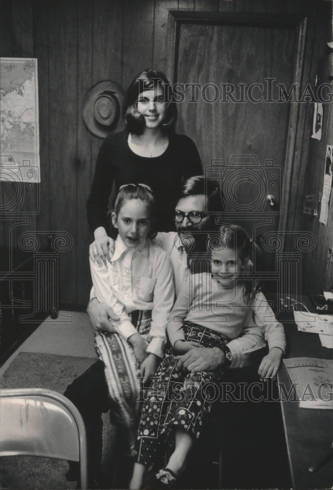 1970 Press Photo Sibley family - Judy and Jerry and their daughters, Peace Corps - Historic Images