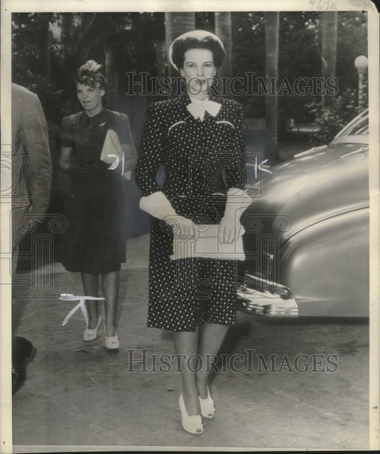 1943 Press Photo Alfredo de Marigny and wife Nancy leaving the courthouse - Historic Images