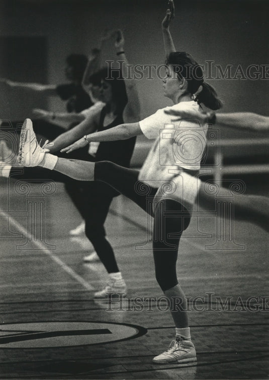 1989 Press Photo Low impact aerobics are easier on the joints - mjb78314 - Historic Images