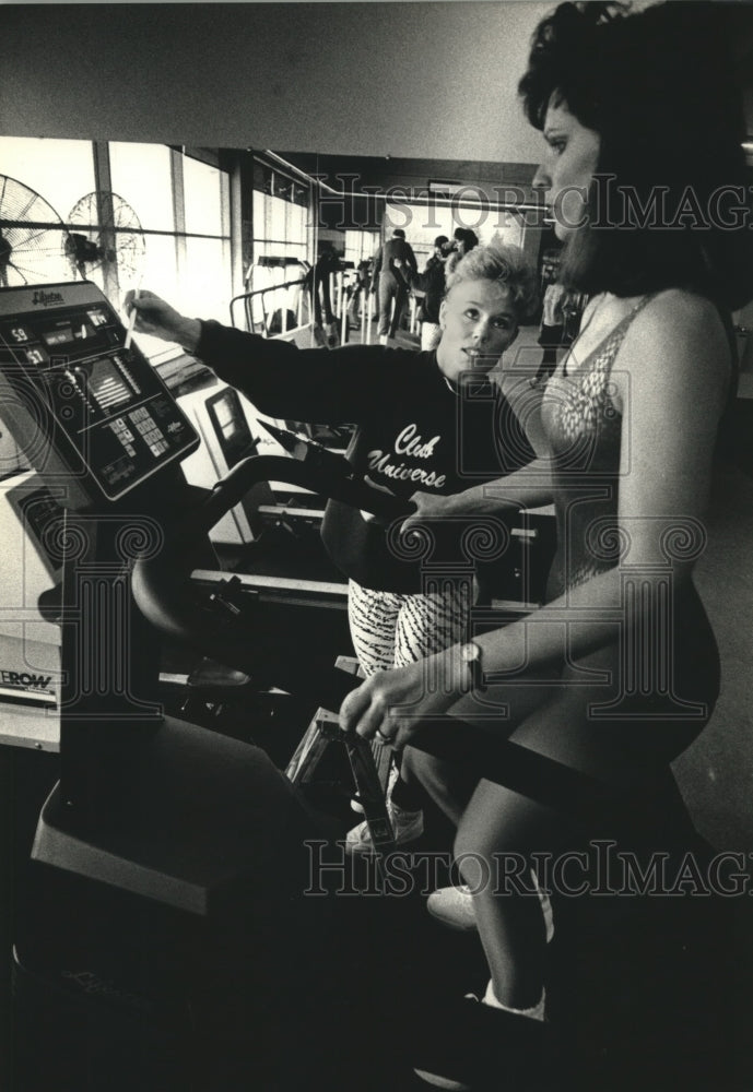 1980 Press Photo Personal trainer Lori Masters sets up a program on a lifecycle - Historic Images