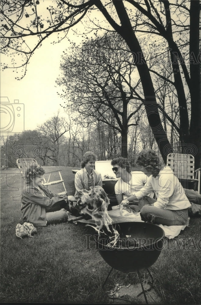 1984 Press Photo Lori Brigham &amp; others enjoy a picnic at Milwaukee&#39;s Lake Park - Historic Images