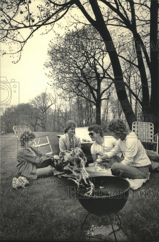 1984 Press Photo Lori Brigham & others enjoy a picnic at Milwaukee's Lake Park - Historic Images