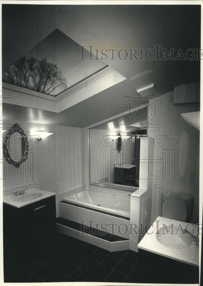 1991 Press Photo New upstairs bath in Peters-Gilmore home in Whitefish Bay - Historic Images