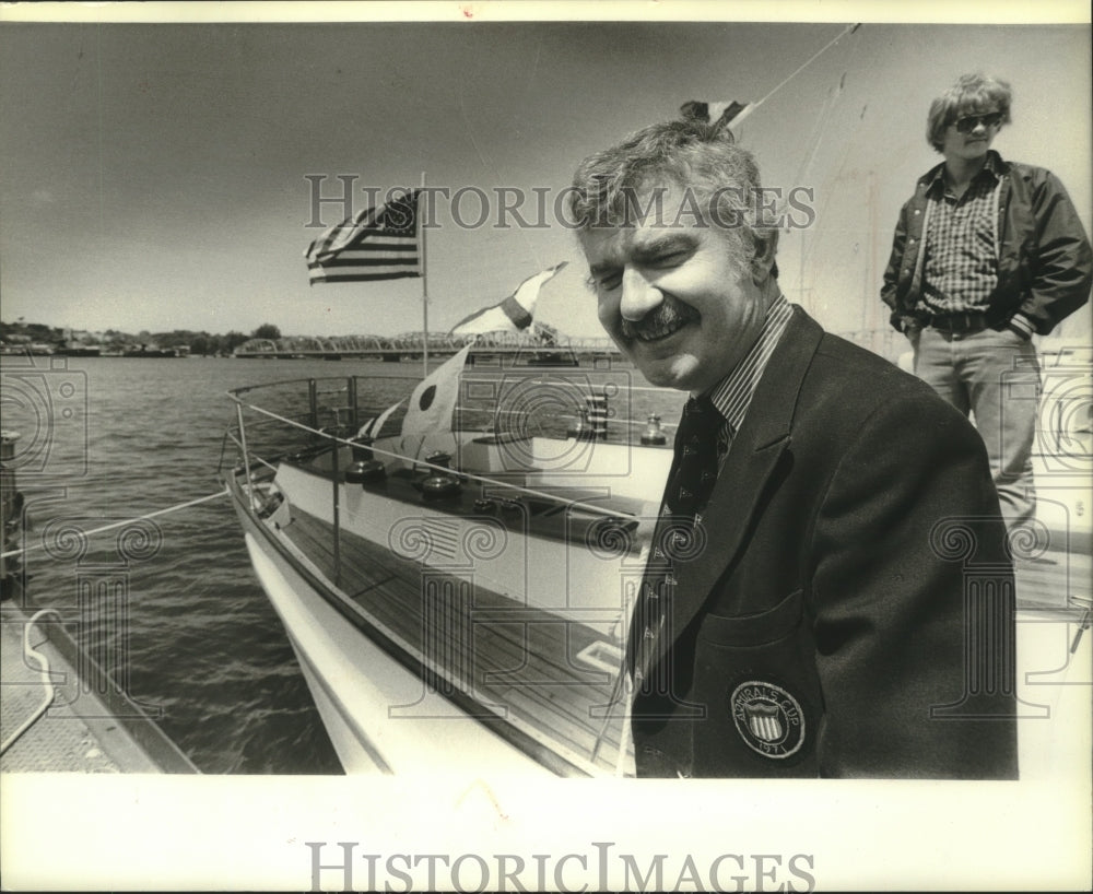 1981 Press Photo Mike Kelsey and newly christened Palmer Johnson yacht - Historic Images