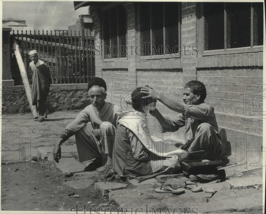 1979 Barber shaves man's face in Srinagar, India-Historic Images