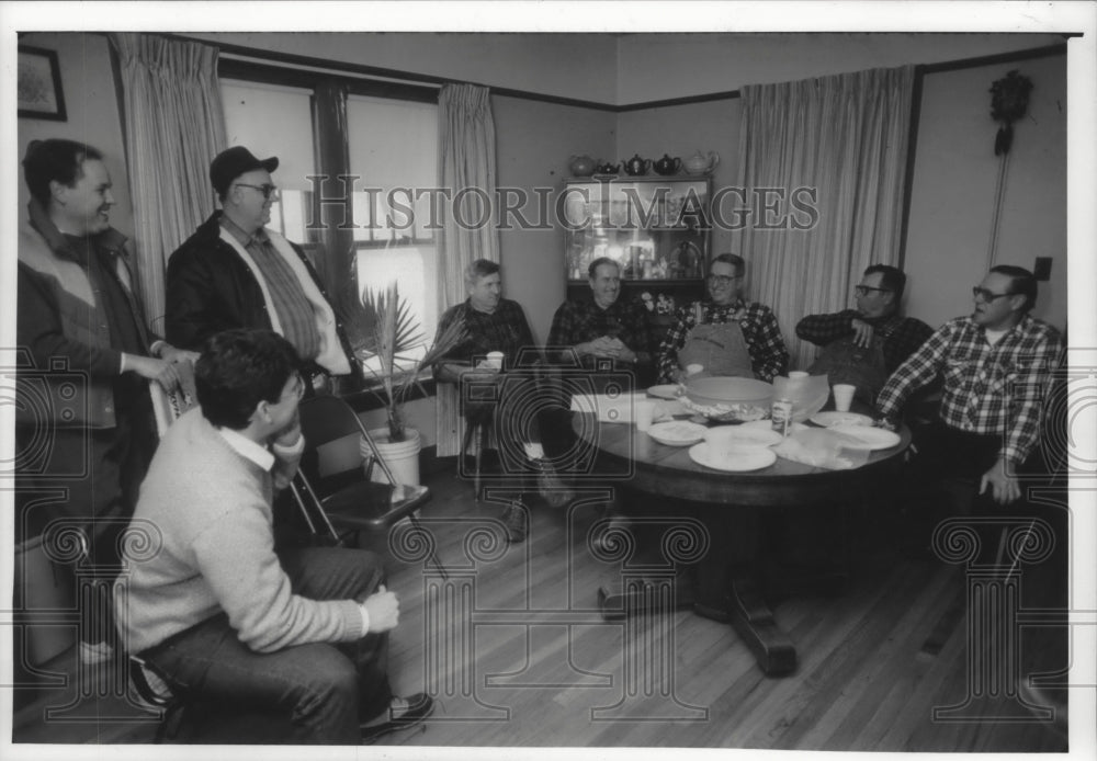 1988 Press Photo Iowa farmers meet to talk about Representative Richard Gephardt - Historic Images