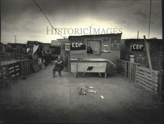 1991 Press Photo Socorro Balero in yard of her home near the Juarez airport - Historic Images
