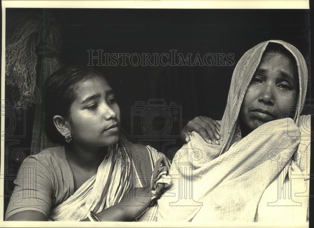 1987 Nirmala Devi (R) mourns death of husband eaten by tiger, India-Historic Images
