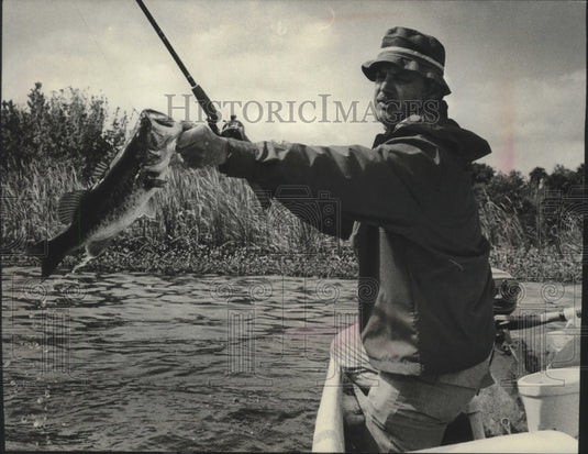 1977 Press Photo Don Johnson reeling in a largemouth bass, Florida - mjb78688 - Historic Images