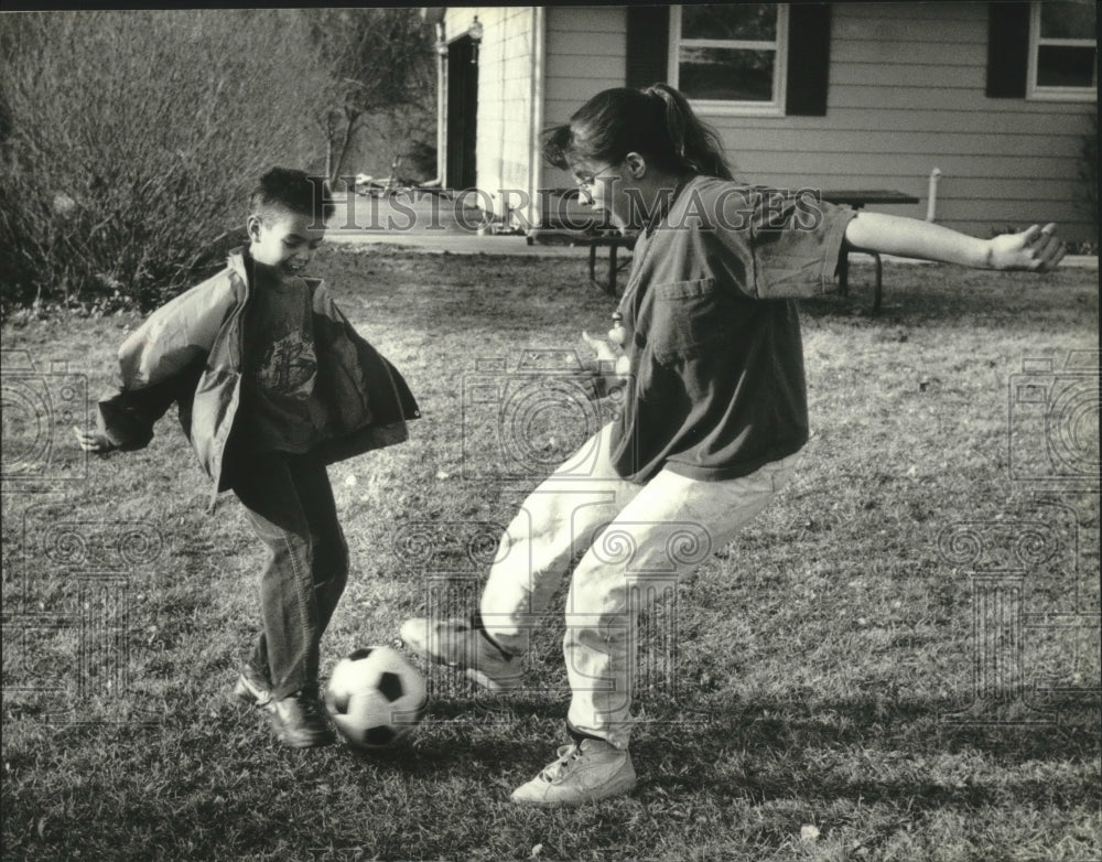 1994 Press Photo Chad Humitz plays soccer with his sister Danielle in Wisconsin - Historic Images