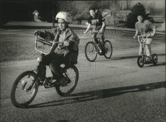 1994 Press Photo Chad Humitz rides bike with brother Shawn in Wisconsin - Historic Images