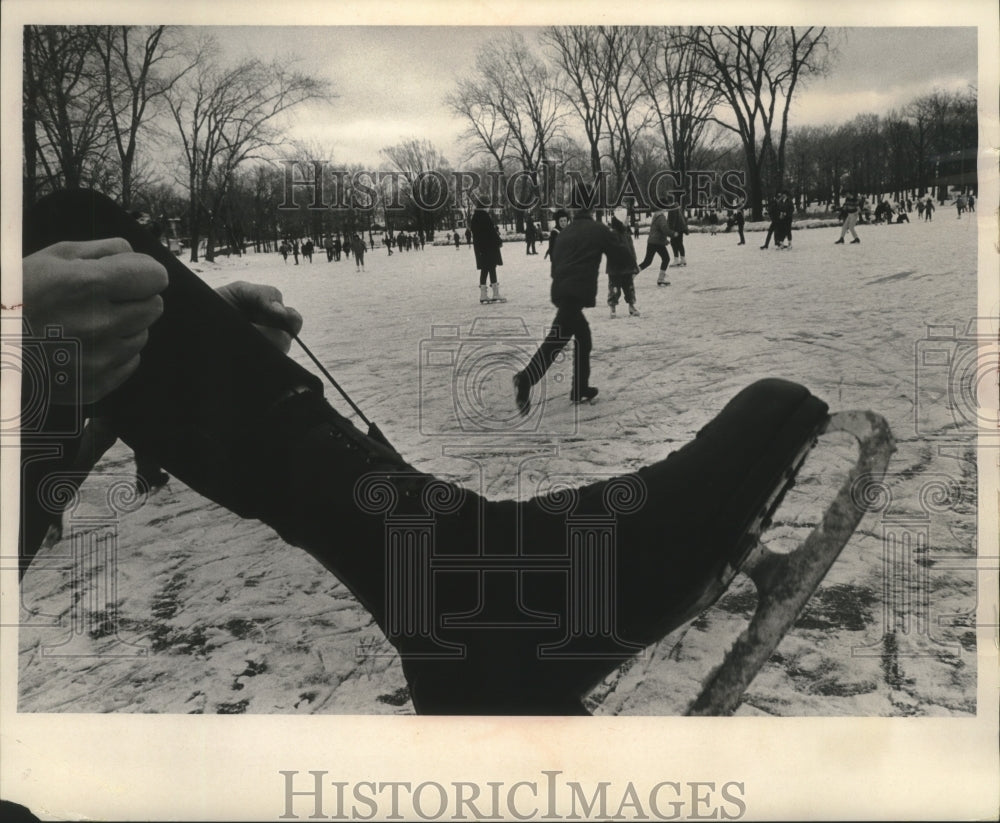 1964 Press Photo Wisconsin ice skaters at Humboldt park - mjb78774-Historic Images