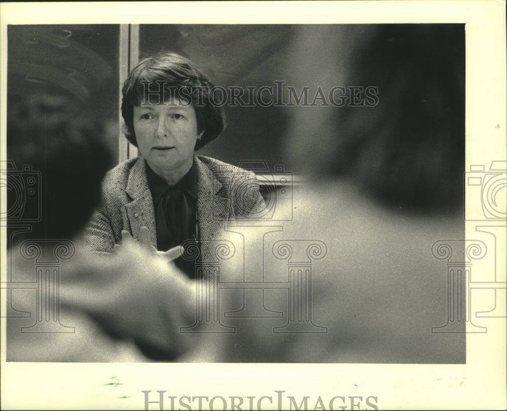 1987 Representative Joanne Huelsman questioned Waukesha town meeting - Historic Images