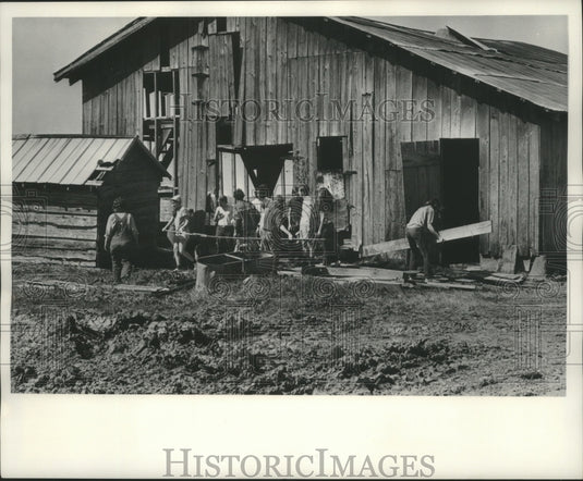 1971 Press Photo Wisconsin Hunger Hikers work on farm near Ruleville Mississippi - Historic Images