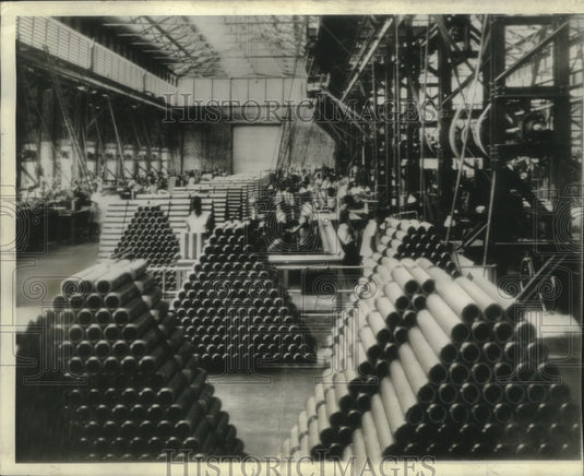 1942 Press Photo Hydraulic presses make shell cases in old railway shop in India - Historic Images