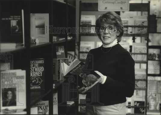 1983 Press Photo Linda Keller at the Rainbow Place Bookstore in Milwaukee - Historic Images