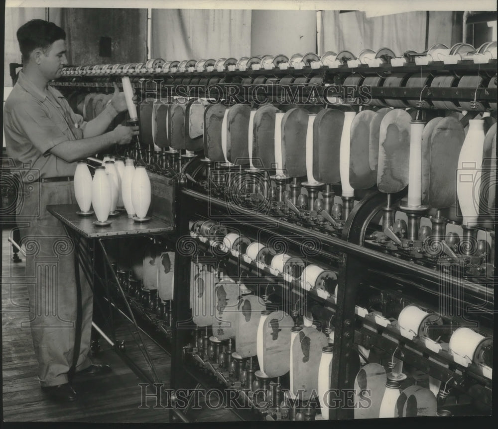 1945 Press Photo thread spooling room at Milwaukee Phoenix Hosiery Company-Historic Images