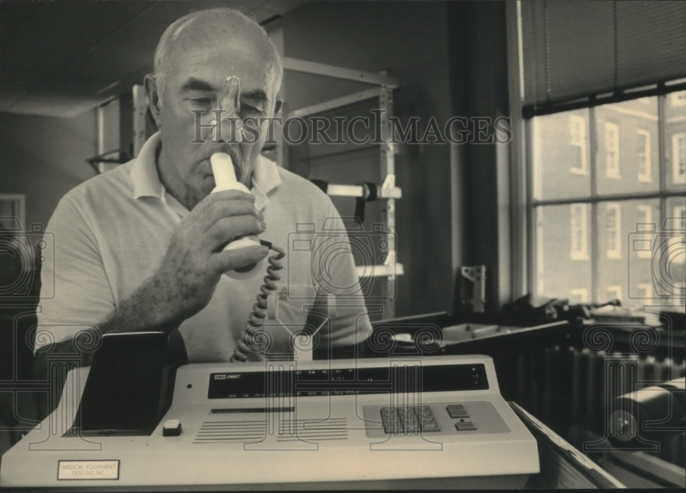 1986 Gerald Howe uses spirometer to measure lung capacity, Milwaukee - Historic Images