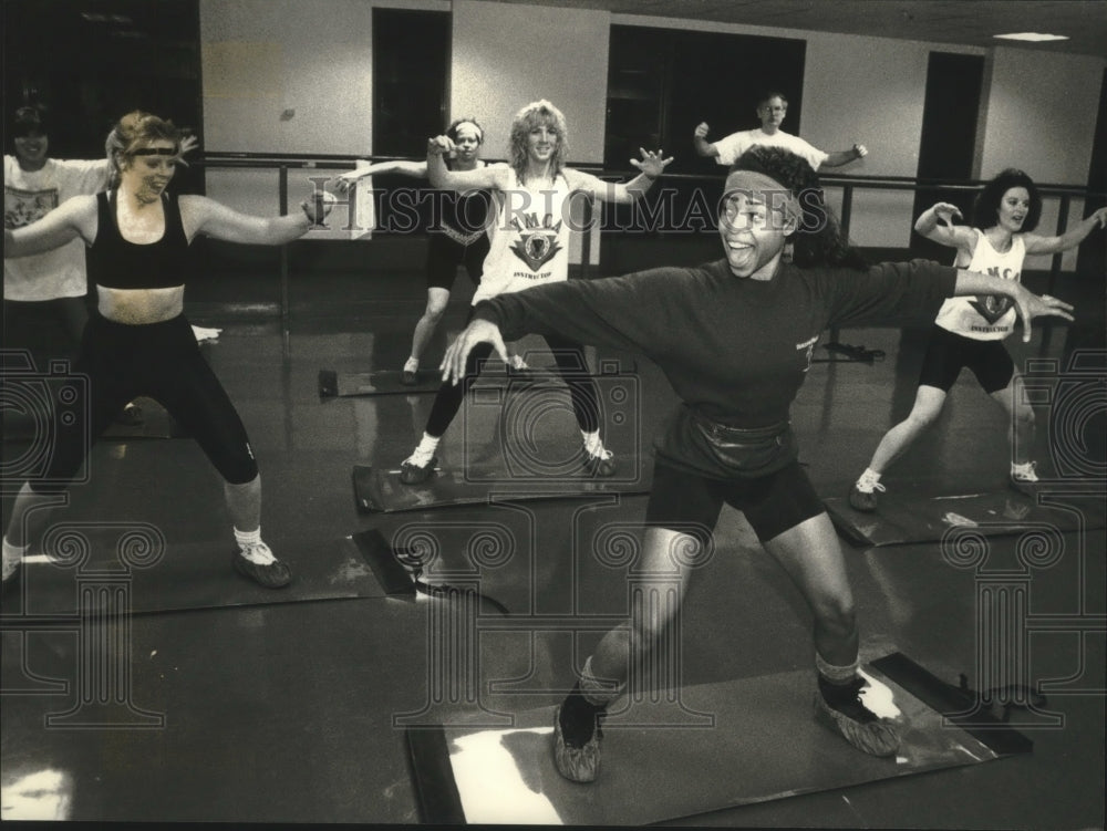 1994 Press Photo Paul Bowens leads class in slide-training at 411 Branch YMCA - Historic Images