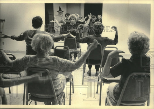 1985 Joycelyn Smith leads a gentle yoga class at YWCA's City Center - Historic Images