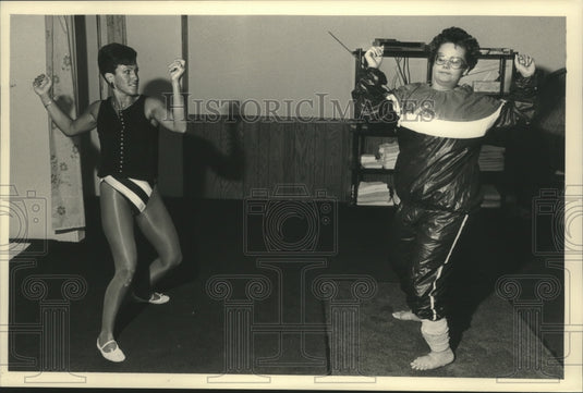 1988 Press Photo Wrapper at European Mud Salon, exercise session, Wisconsin - Historic Images