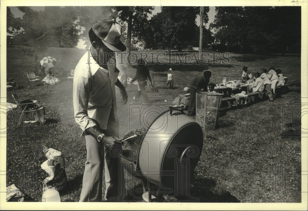 1979 Press Photo Oliver Wright cooked for his family in Washington Park - Historic Images