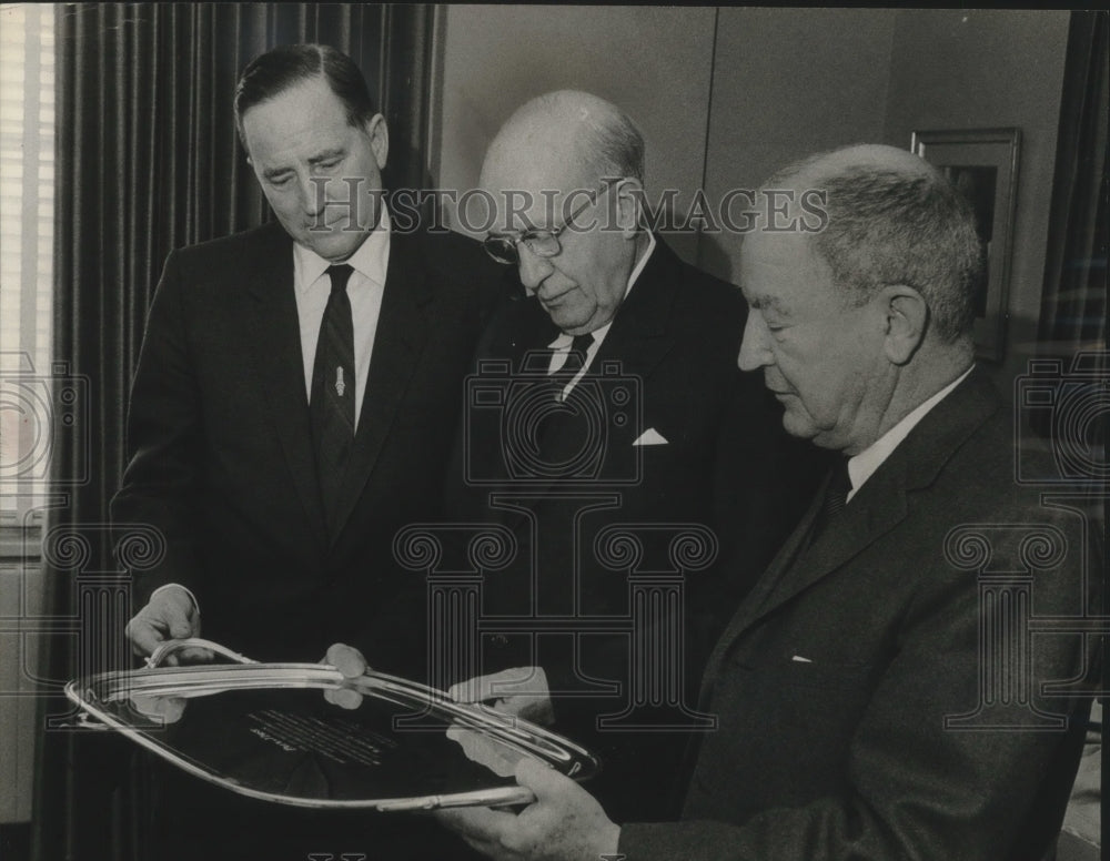 1958 Press Photo Paul J. Imse (center), Milwaukee Gas Light Company, retires - Historic Images