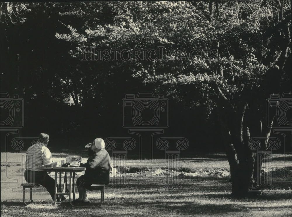 1985 Press Photo Mary and Stan Kostrewski share picnic at Frame Park in Waukesha - Historic Images