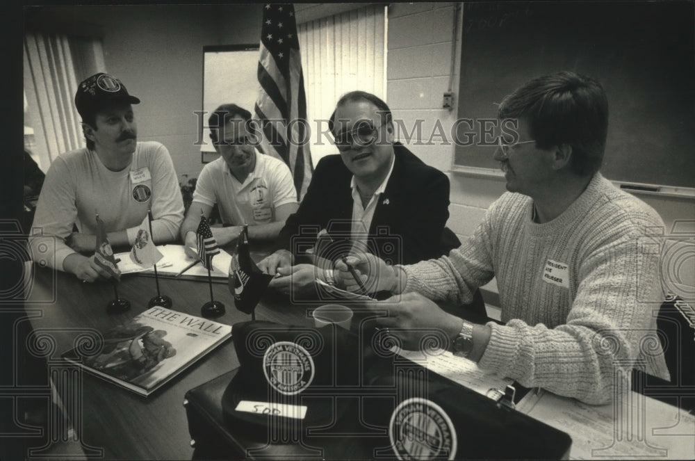 1992 Press Photo Bob Piaro, Vietnam Veterans of America &amp; others at meeting - Historic Images