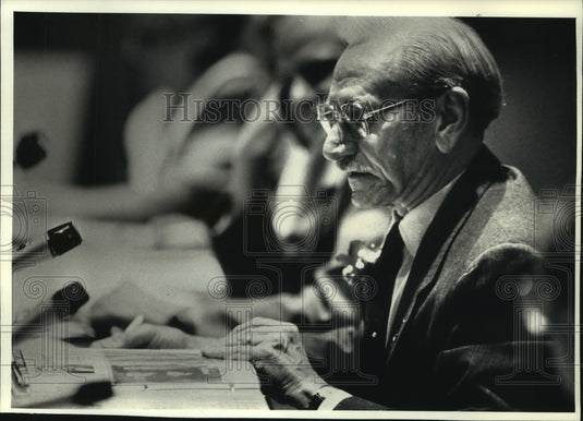 1992 Press Photo Retiring Oconomowoc Aid Harvey Rupnow & his 33 year scrapbook - Historic Images