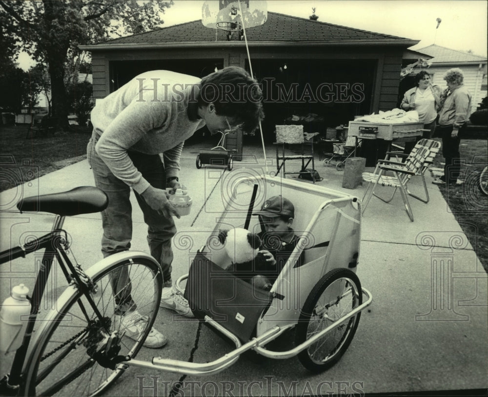 1985 Press Photo Michael Hartung and son Robert at rummage sale, Wisconsin - Historic Images