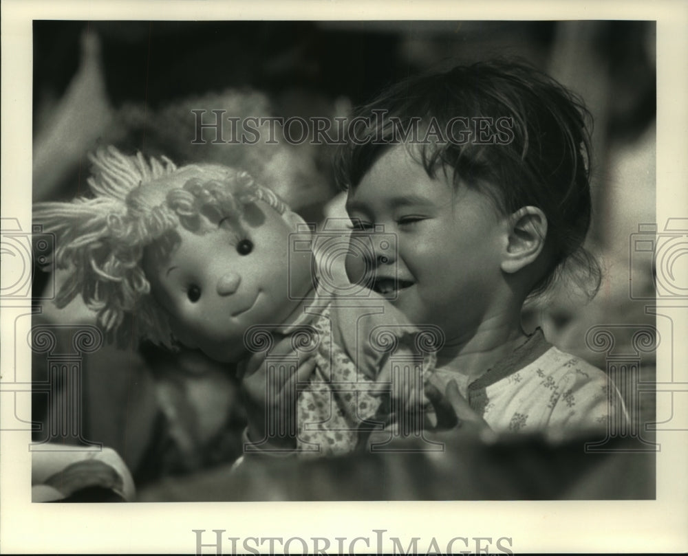 1992 Press Photo Emily Schudrowitz, at rummage sale in Brookfield, Wisconsin - Historic Images