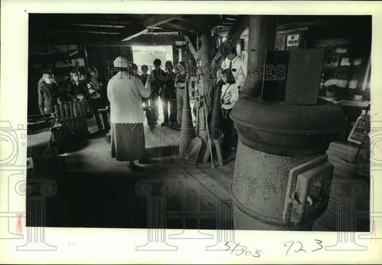 1980 Press Photo Evelyn Kohlwey talked to Greenfield's Edgewood school children - Historic Images