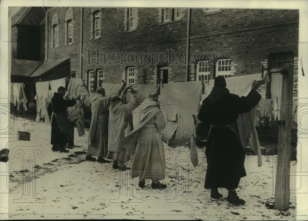 1929 Press Photo Monks doing laundry at Carthusian Monastery at Cowfold, England- Historic Images