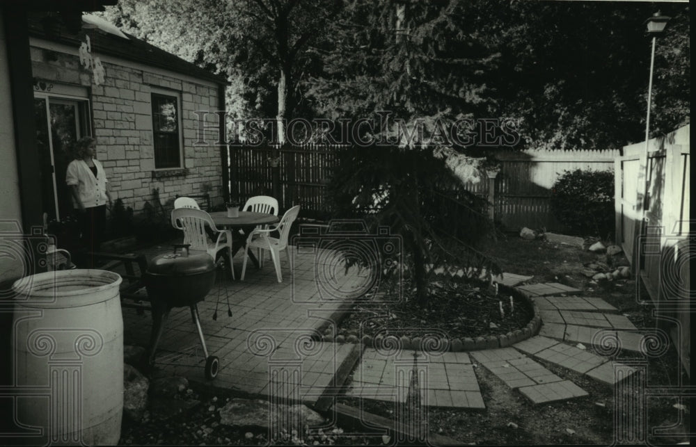 1993 Press Photo Ruth Keefer shown in back yard of her South Milwaukee home - Historic Images