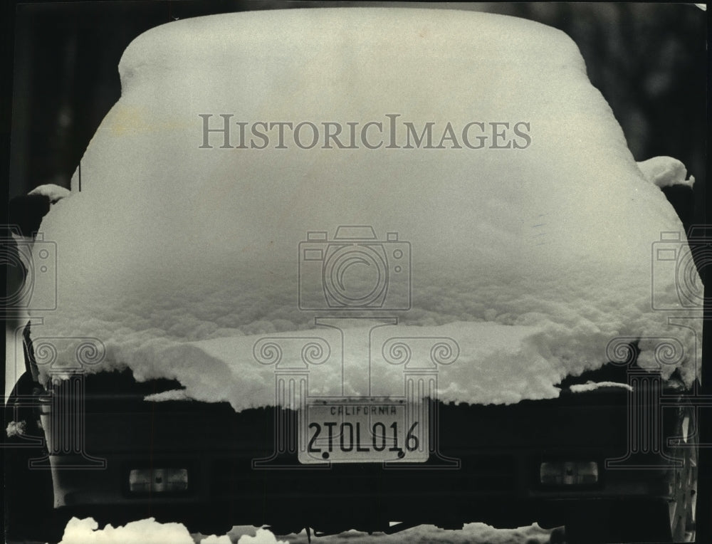 1993 Press Photo A car covered with a lot of snow has a California license plate - Historic Images