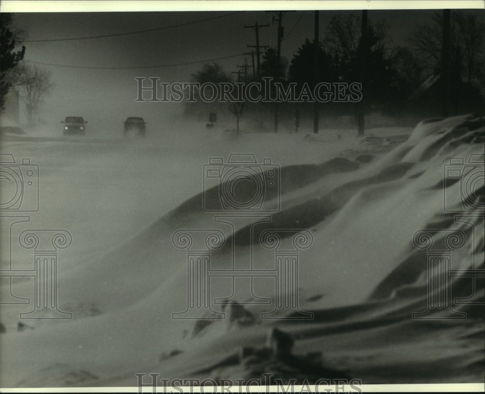 1994 Press Photo Blowing snow cuts visibility and builds drifts on Highway 32. - Historic Images