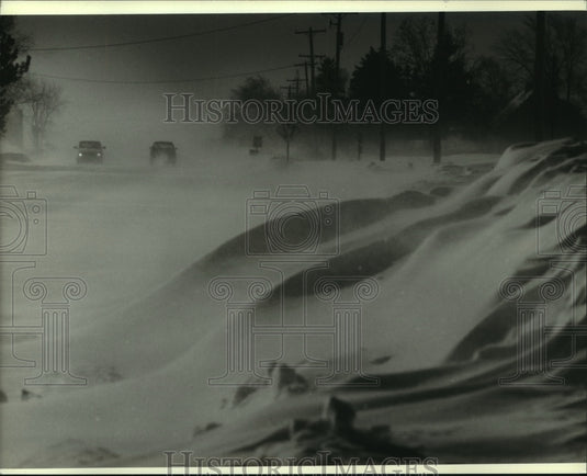 1994 Press Photo Blowing snow cuts visibility and builds drifts on Highway 32. - Historic Images