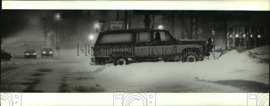 1994 Press Photo contractor clears the way into a shopping center in Mequon - Historic Images
