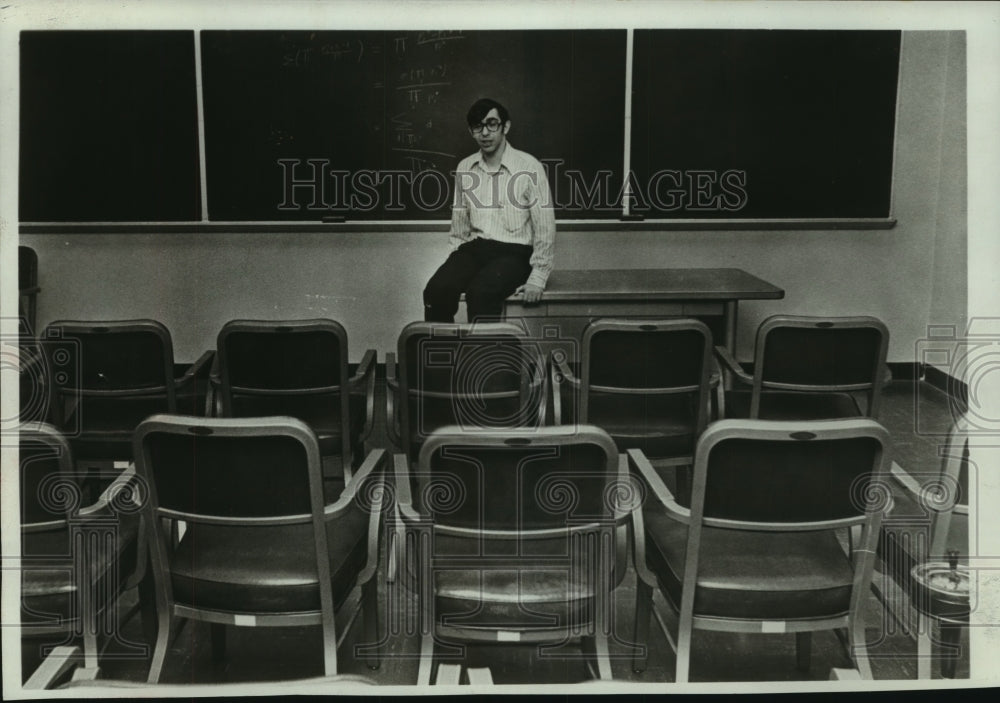 1974 Press Photo Math genius Arthur Rubin, 18, is ahead of his Caltech class-Historic Images